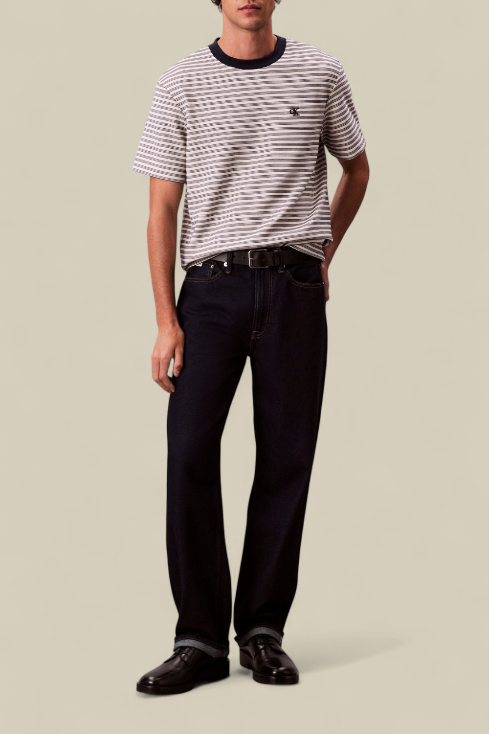 תמונת כל הלוק של חולצת פסים